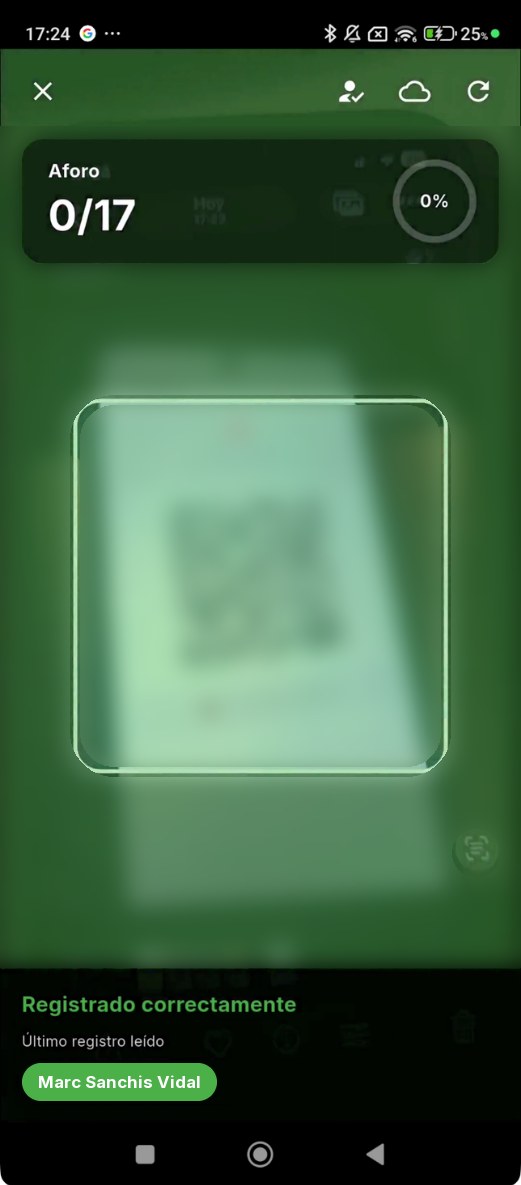 Pantalla del escáner de control de accesos: arriba las acciones y el aforo del evento, en el centro la cámara con el marco de escaneo y abajo el mensaje «Registrado correctamente» con el último registro leído