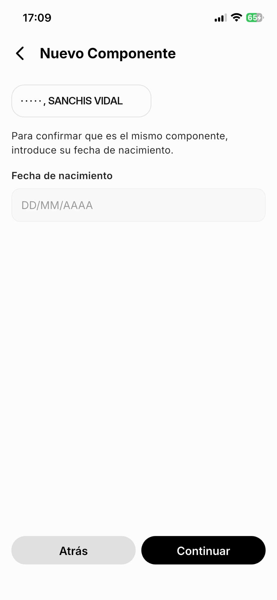 Pantalla Nuevo Componente: parte del nombre de la persona encontrada y campo para escribir su fecha de nacimiento, con botones Atrás y Continuar