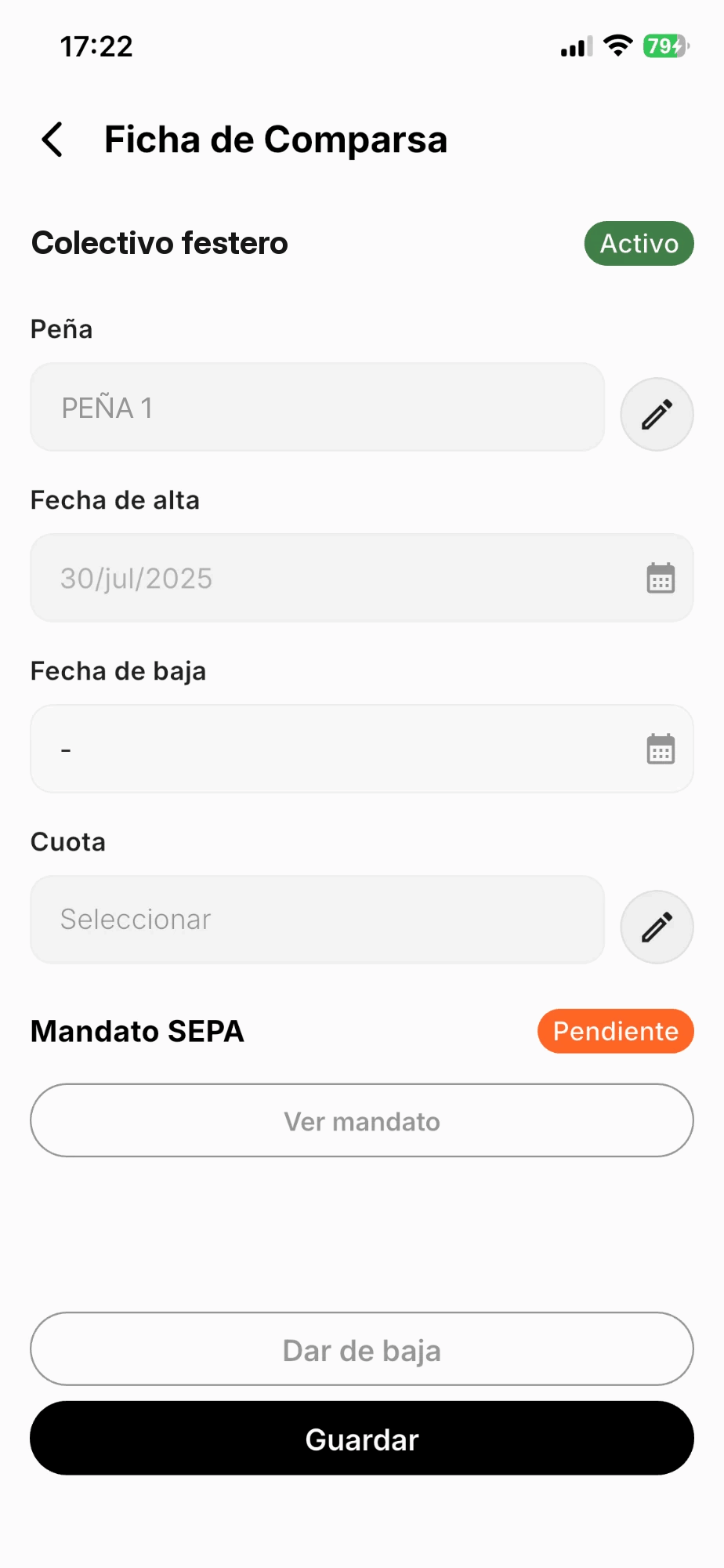 Ficha de comparsa en la app: nombre del colectivo con la etiqueta Activo, peña con botón de editar, fecha de alta, fecha de baja, cuota, mandato SEPA pendiente con el botón Ver mandato, y los botones Dar de baja y Guardar